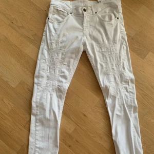 Dondup jeans vit - Schyssta dondup jeans med slitningar på framsidan och lite på ena bakfickan Modell George (slim fit) Använda men fortfarande bra skick!