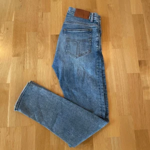 Tiger of Sweden Evolve  - Halloj, säljer nu dessa tiger jeans! Info: Märke: Tiger of Sweden  Modell: Evolve Cond: 9/10 Färg: Ljusare blå Storlek: 29/32  Tveka inte på att ställa frågor!  // SS 