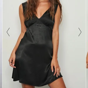 Svart klänning  - Jättefin klänning ifrån nakd i stl 38 som sitter väldigt smickrande på kroppen . Den är i satin/siden material💕Den är helt ny med lapp på💕 Perfekt att ha till fest eller vid speciella tillfällen💕