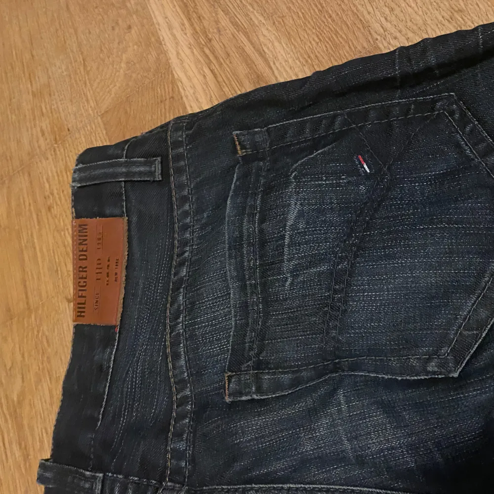 Superfina baggy jeans från Tommy hilfiger. Bra längd på mig som är 174 cm 💗. Jeans & Byxor.