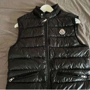 Moncler gui väst - Lättviktsdunväst från det moncler. Använd väldigt sparsamt säljs pågrund av att jag har tröttnat på den. Kvitto och tags finns. Tar även byten