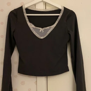 Blå tröja  - Blå tröja med spets detaljer 