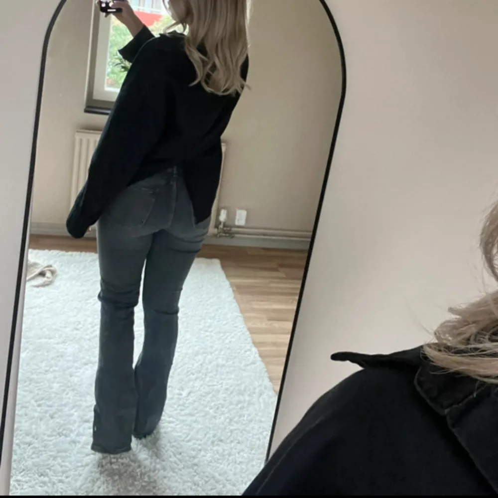 Gråa bootcut jeans från Gina Young. Jag är vanligtvis en xs/s i byxor och dessa är i barnstorlek 164. Jeans & Byxor.