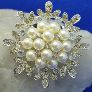 Klassisk brosch / Snöflinga - Den här broschen med pärlor och kristaller är ca 4.5 × 4.5 cm. Snöflinga / Stjärna