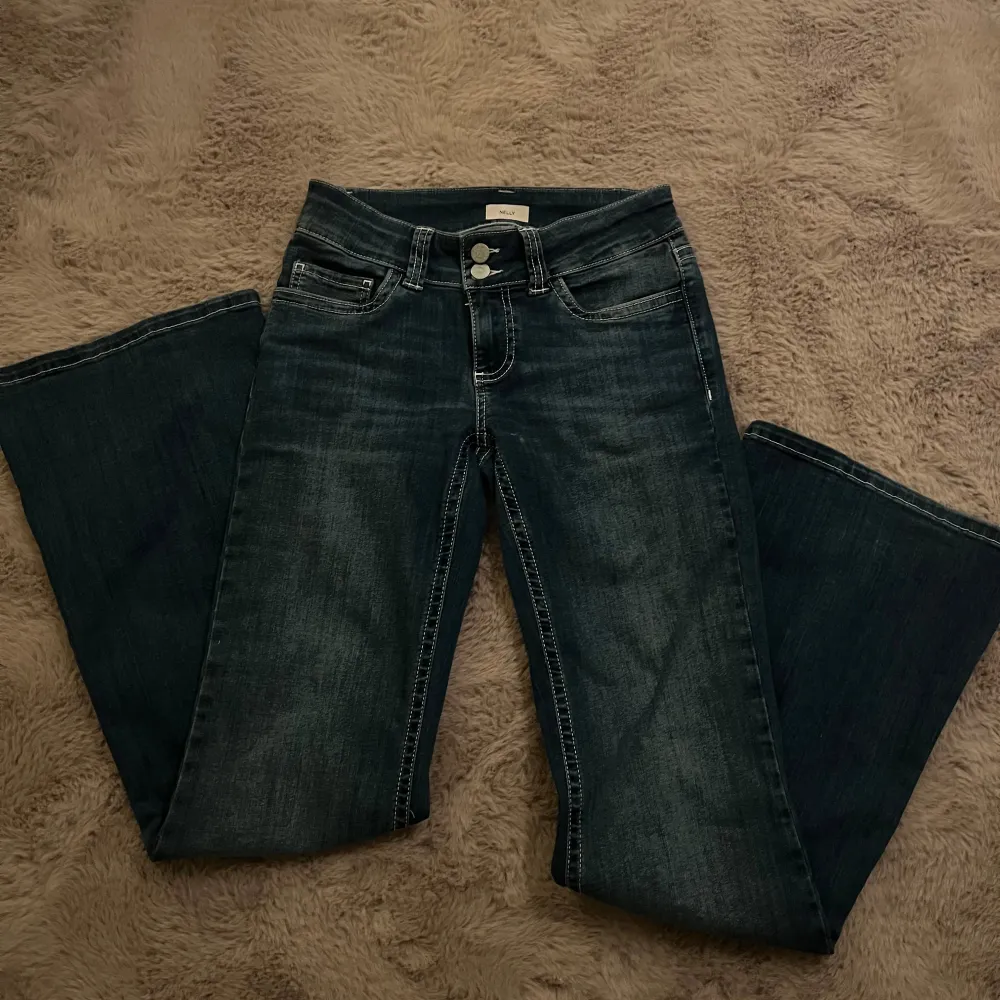 Endast använda en gång från Nelly Low waist med broderi på bakfickan i storlek 34 Köparen står för frakt. Jeans & Byxor.