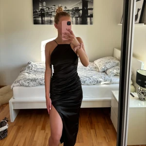 Långklänning  - Långklänning med slits. Endast använd 1 gång. Jag är 174 cm lång!!