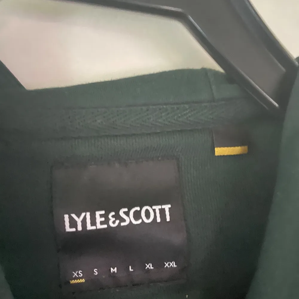 Lyle and scott hoddie Material är 80% bomull och 20% polyester  Mycket bra skick  Storlek xs  Priset kan diskuteras . Hoodies.