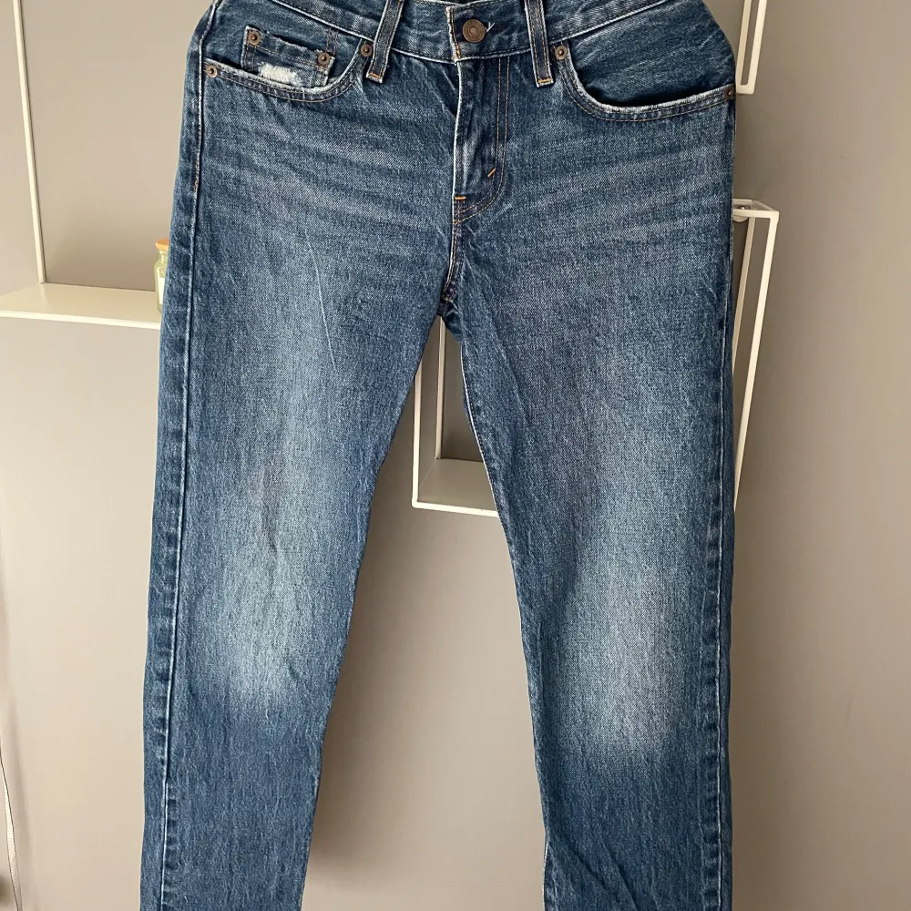 Levis Middy Straight, använd fåtal gånger, sitter fint på! Nypris: 1250kr. Jeans & Byxor.