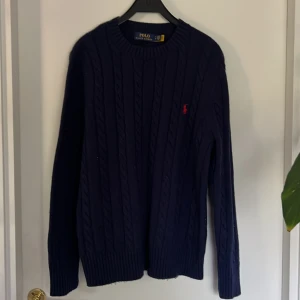 Ralph lauren - Säljer min Ralph lauren tröja i storlek M, passar även i L. Väldigt bra skick använd typ 1 gång.