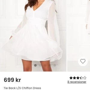 Studentklänning - Oanvänd Studentklänning  Prislappar kvar   Från Bubbleroom, modell Dahlia dress Nypris 699kr  Säljer pga jag inte använde den under min student då jag hittade en annan  Pris kan diskuteras 