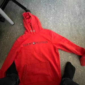 Tommy hilfiger - 2 tommy hilfiger Hoodies och två skjortor. Hoodie storlek röd: M Hoodie storlek svart:M Skjorta rosa storlek:M Skjorta svarta storlek:M Allting är nyskick och allt säljs tillsammans 