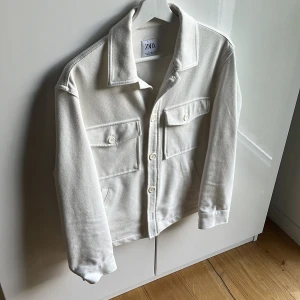 Zara Overshirt - Skick 9/10. Väldigt fin för sitt skick😯 Mvh ItsForFits 🌟