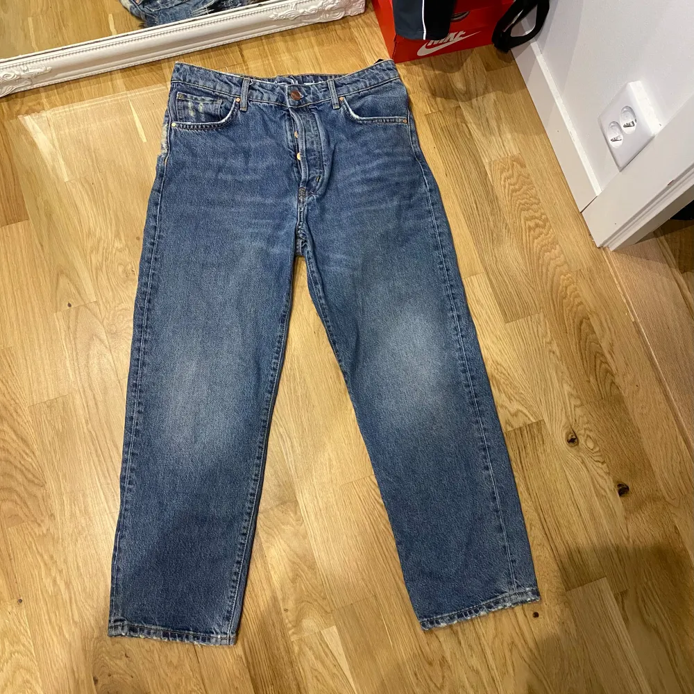 Jeans från Bikbok. Använt en gång . Jeans & Byxor.