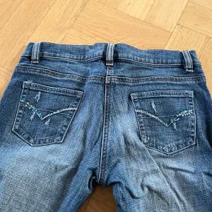 Jag säljer dessa jeans från märket Kylie och jag skulle påstå att dem är flared. det står att storleken är 158 cm men skulle säga att det passar en xs/s. Skriv för mått eller övriga frågor💞