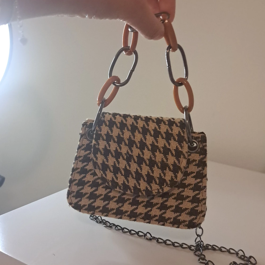 Rutig axelväska med kedjedetaljer - 92