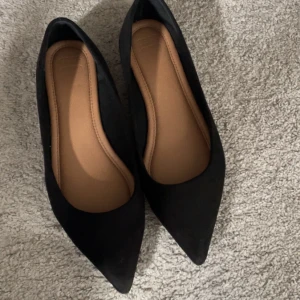 Spetsiga ballerinaskor - Ett par svarta spetsiga ballerinaskor, använda 1 gång. Lite stora för mig. Storlek 39