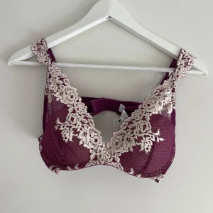 Intimissimi BH - Aldrig använd, endast provad. Liten i storleken. Säljer då den inte passar. 