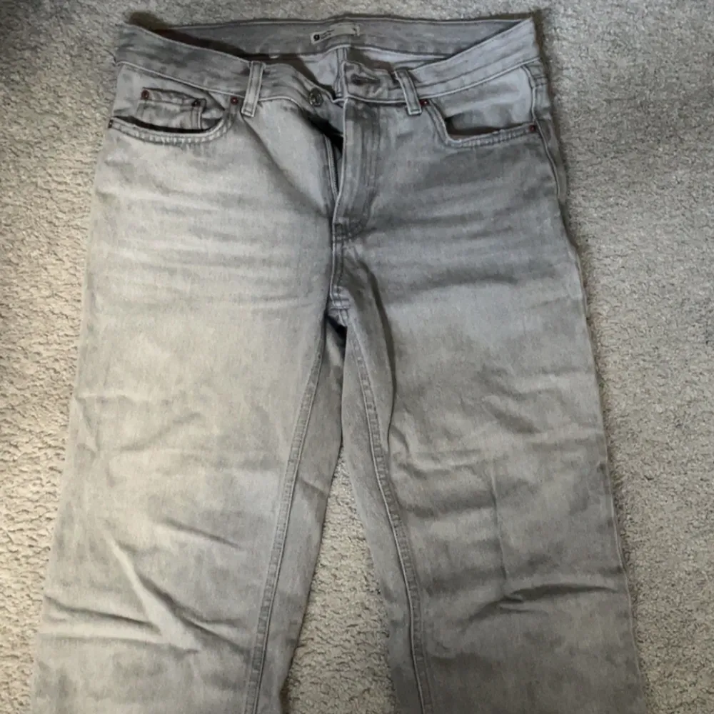 Ett par gråa low waist jeans från Gina tricot. Storlek 38. Jättefint skick.. Jeans & Byxor.