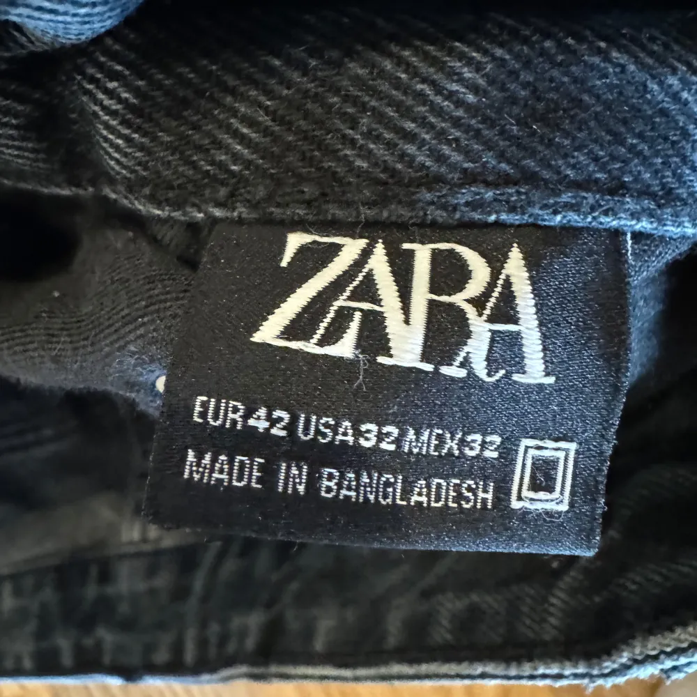 Säljer mina snygga svarta Zara Straigt Jeans använd några gånger. Nypris 440kr. Pris ej hugget i sten!. Jeans & Byxor.