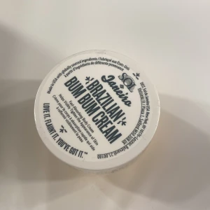 Sol de Janeiro bum bum cream - Säljer denna sol de janeiro brazillian bum bum cream doft 62 i 75ml. Plasten sitter fortfarande på (se bild 2)