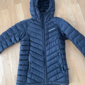 Svart jacka Peak Performance - Säljer en svart jacka från Peak Performance i mycket bra skick. 