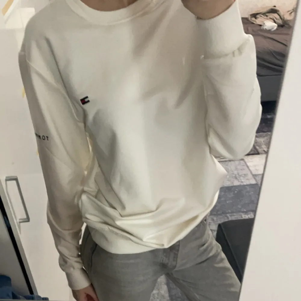 Säljer en snygg vit sweatshirt från Tommy Hilfiger. Den är använd 2 gånger.. Tröjor & Koftor.