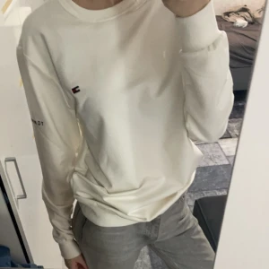 Vit sweatshirt från Tommy Hilfiger - Säljer en snygg vit sweatshirt från Tommy Hilfiger. Den är använd 2 gånger.