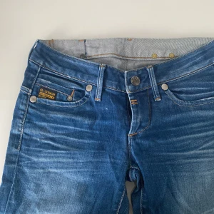 Blå jeans från G-Star - Säljer ett par snygga blå jeans från G-Star i bra skick. De har en klassisk femficksdesign med en cool tvättad look. Perfekta för både vardag och fest! 🕺