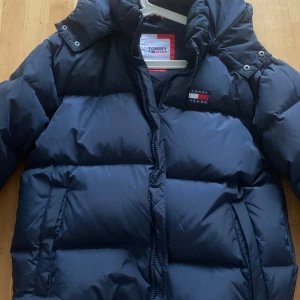 Tommy Hilfiger vinterjacka  - Tommy Hilfiger vinter jacka , använda få antal gånger, storlek L