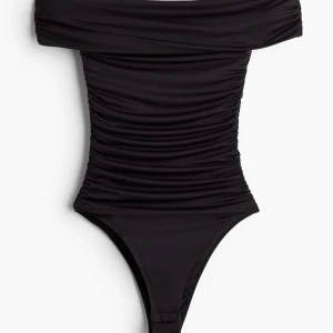 svart off-shoulder body - snygg svart body med off-shoulder design och rynkade detaljer. helt oanvänd med lapp kvar! materialet är stretchigt vilket ger en smickrande passform💕💕kan mötas i sthlm