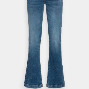 Ltb bootcut jeans - Säljer dessa as snygga bootcut jeans som är helt perfekta!! Säljer då de tyvärr inte kommer till användning🙌🏼🙌🏼De är i färgen jama wash och i storleken W27 L32, är 167 cm och de sitter perfekt på mig för referens🥰 Orginalpris är 919kr