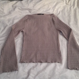 Beige långärmad topp från 157 - Säljer en superfin beige topp från 157 i storlek S. Den har ett vågigt mönster och är långärmad, perfekt för både höst och vår. Materialet är stretchigt och bekvämt, vilket gör den lätt att bära hela dagen. Passar bra till både jeans och kjol!