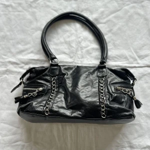 Svart väska  - Svart väska med silvriga detaljer  39x21 cm Vid köp av flera varor får du rabatt💛