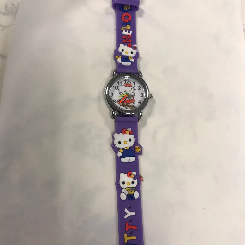 Säljer tre supergulliga klockor med Hello Kitty-tema. De har färgglada armband i lila, rött och rosa med söta Hello Kitty-figurer. Perfekt för barn eller Hello Kitty-fans! Klockorna har en tydlig urtavla och är i mycket bra skick. Nya batteri,  115kr/st . Accessoarer.