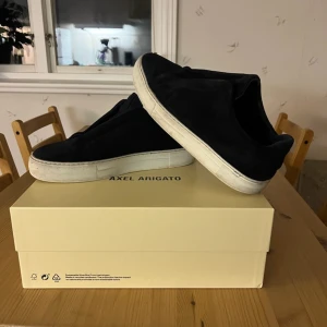  Axel Arigato 360 Laceless - Axel Arigato 360 Laceless i använt skick. Storlek är 44 men passar med 43. Har någon liten svart fläck färg på sulan men inget man märker av. Som sagt är i använt skick så har sina defekter, i övrigt sköna och bekväma skor. Kvitto + box och tillbehör är helt felfrit! Pris kan diskuteras ❤️❤️ 
