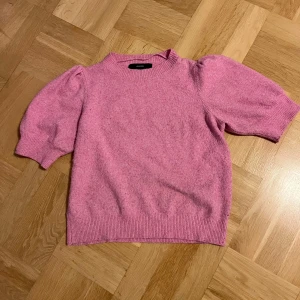 Rosa tröja från Vero Moda - Säljer en superfin rosa tröja från Vero Moda. Den är i ett mjukt material och har trekvartsärmar som ger en söt look. Perfekt för både vår och höst! Tröjan är i mycket bra skick och passar perfekt till jeans eller kjol. Den är lite nopprig men fin ändå 🌸