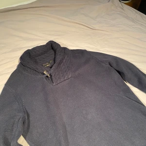Massimo dutti tröja - Säljer denna feta tröjan med krage ifrån Massimo dutti i storlek M. Tröjan är i ett utmärkt skick har en pytteliten defekt på framsidan av tröjan men syns inte. Jävligt fet och varm och skön så perfekt inför vintern! Har du några frågot är det bara att höra av sig😁😁😁
