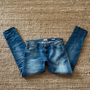Sällsynta Replay jeans - Säljer ett par sällsynta jeans från Replay. Jeansen är i perfekt skicka och de har en broderad text 'Replay True Love' vid fickan och tre rader text vid ena knäet som design. Storlek är: W(Waist) 29, L(Lenght) 30. Skriv vid frågor, pris kan diskuteras🙌