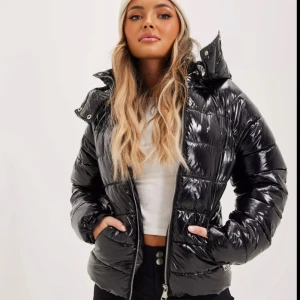Nelly glansig puffer jacka - Glansig puffer jacka från Nelly i storlek 36, passar storlek S/XS. Inga anmärkningar och i fint skick. Skriv för fler bilder✨