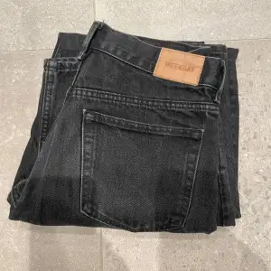 Säljer ett par svarta Weekday jeans i modellen Space Relaxed Straight. De är i bra skick. Skirv vuf funderingar. Storlek 27/32