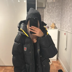 Svart dunjacka från Fjällräven - Jag säljer min EXPEDITION DOWN LITE JACKET W Dam - Vinterjacka i storlek S. Jag säljer den eftersom jag vill köpa en i en mindre storlek. Jackan är i mycket bra skick och helt felfri. Jag köpte jackan förra året och har bara använt den förra vintern. 