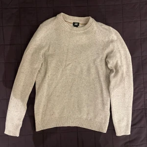 Stickad tröja från H&M - Säljer en snygg beige stickad tröja från H&M i storlek S. Tröjan har coola bruna lappar på armbågarna för en extra touch. Säljer den på grund av att den är för liten för mig. Skick 10/10. Hör av dig vid frågor!
