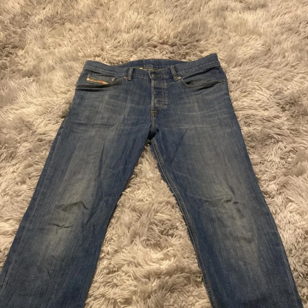 Säljer ett par snygga blå jeans från Diesel i väldigt bra skick. Då ja använt dom en gång.De har en lite washed effekt.De har en klassisk femficksdesign och en bekväm passform. Perfekta för både vardag och fest! 🕺. Jeans & Byxor.