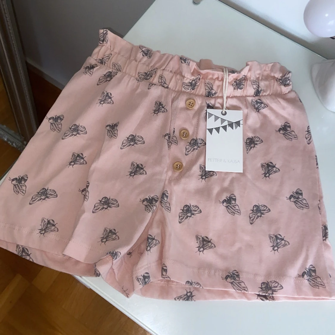 Rosa shorts med flugmönster
