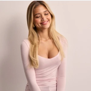 Ljusrosa långärmad topp från NA-KD - Säljer en superfin ljusrosa långärmad tröja från Nelly. Toppen är i nytt skick och har aldrig använts. Köptes i somras för 199kr, men säljer den för 150kr. Tröjan är i storlek xs, men passar även de som vanligtvis bär S och M 