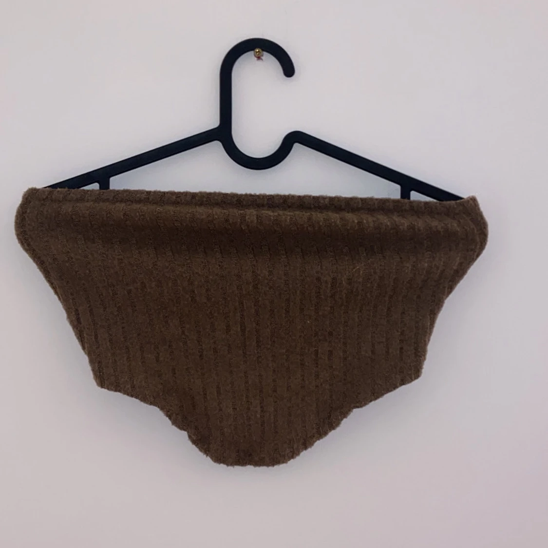 Brun stickad halsduk