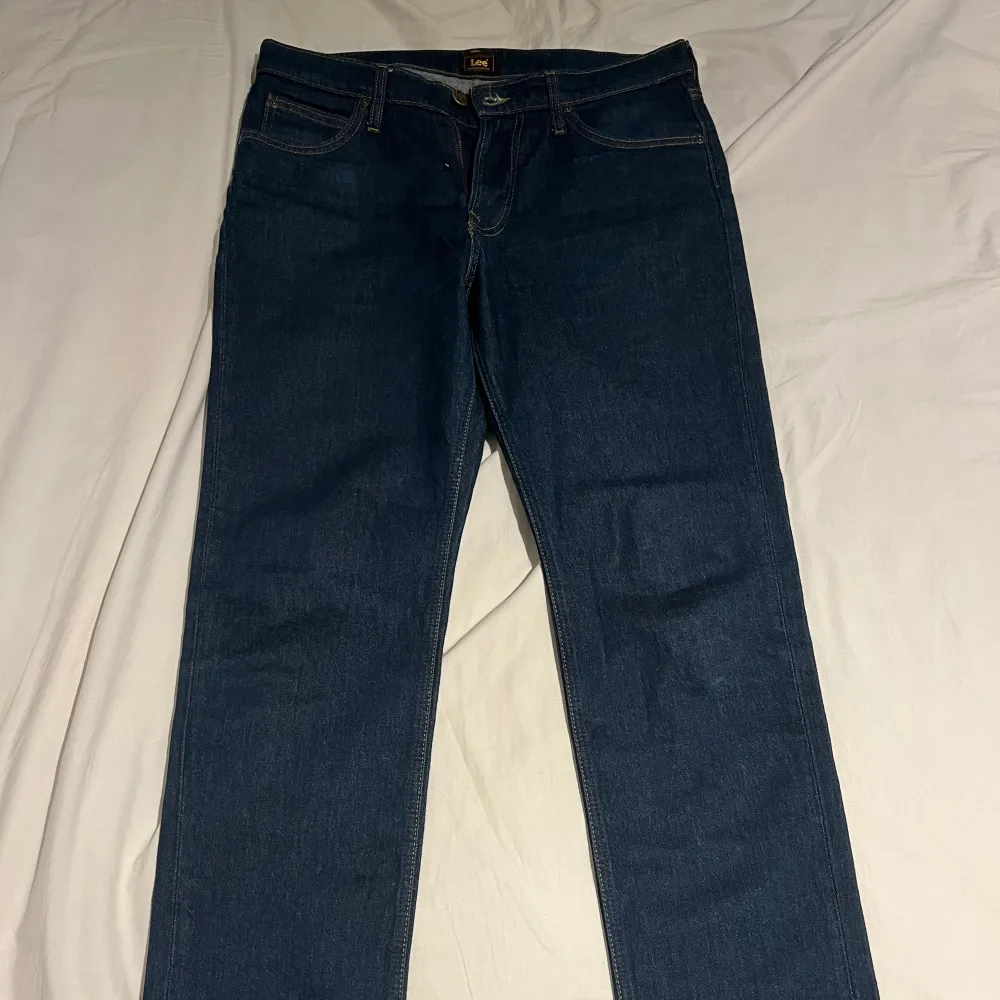 Säljer ett par fina Lee jeans på grund av att dom inte inte passade mig så bra. Modellen heter West. Storlek 32/32. Jeans & Byxor.