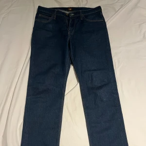 Lee jeans - Säljer ett par fina Lee jeans på grund av att dom inte inte passade mig så bra. Modellen heter West. Storlek 32/32