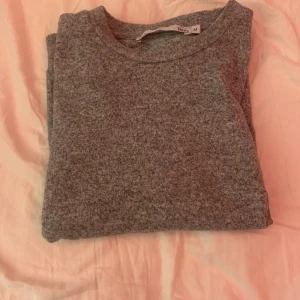 Grå stickad tröja - Nästan helt ny