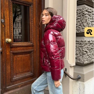 Vinröd pufferjacka - Söker denna jackan i xs/s! Kan betala lite mer än nypris! Skicka vad ni har🥰